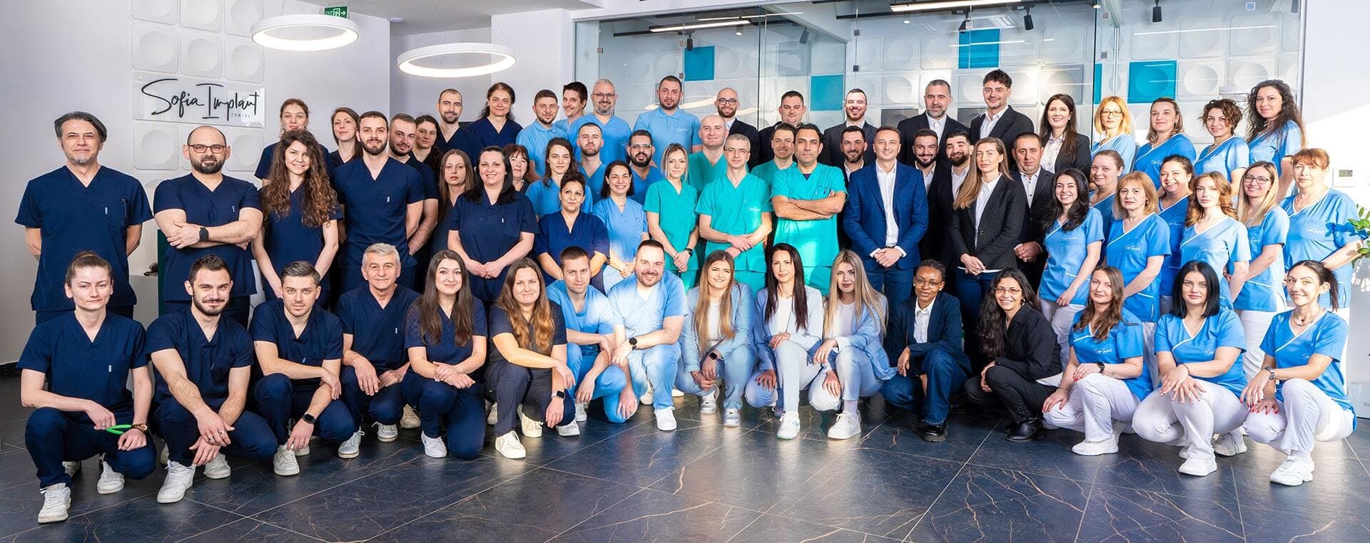 Moderner Behandlungsraum des Sofia Implant Centre in Bulgarien